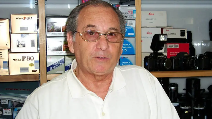 PD 30/05/2000 GM VIA DANTE X DISAGI DOVUTI AL TRAFFICO BARSOTTI INTERVISTATO IL NEGOZIANTE ROMANO ZANGROSSI