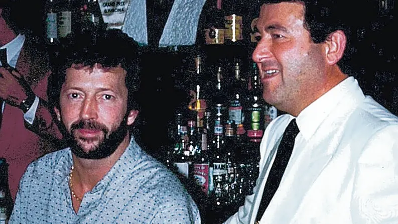 Il barman Giorgio Fascina in una foto insieme a Eric Clapton
