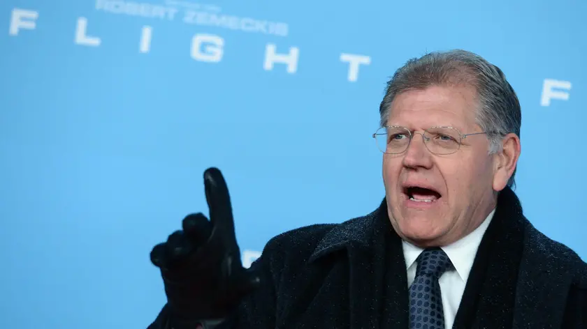 epa03548569 US director Robert Zemeckis arrives for the premiere of 'Flight' in Berlin, Germany, 21 January 2013. The movie will be released in German theatres on 24 January EPA/JENS KALAENE