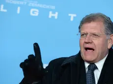 epa03548569 US director Robert Zemeckis arrives for the premiere of 'Flight' in Berlin, Germany, 21 January 2013. The movie will be released in German theatres on 24 January EPA/JENS KALAENE