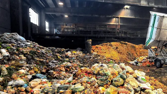 Belluco..Bacino Padova Tre - raccolta e riciclaggio rifiuti. Nella foto:..Sesa - Este, lo scarico dell'umido Reportage discarica