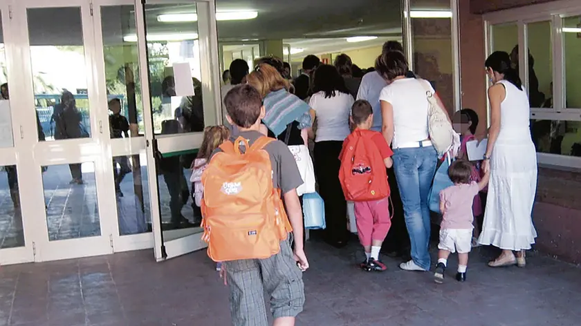 L'ingresso dei bambini della scuola primaria Palatucci a Roma, oggi 13 settembre 2010. .Da oggi la maggior parte degli otto milioni di studenti italiani torna in classe: dopo l'avvio anticipato in Trentino, la campanella suonera' in nove regioni e nella provincia di Bolzano. La giornata, con l'avvio della riforma che riguardera' circa 600 mila studenti delle superiori, e' stata definita ''storica'' dalla ministra Gelmini..ANSA/ ROSANNA DI BARTOLOMEO