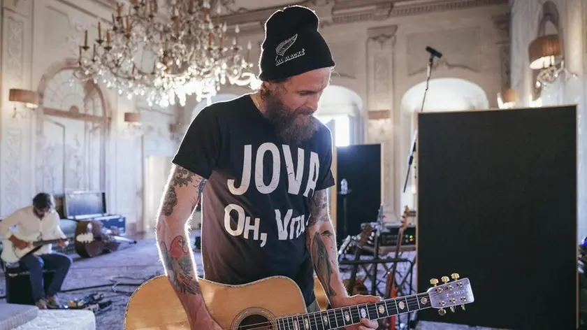 Lorenzo Cherubini, Jovanotti, in una foto diffusa il 30 novembre 2017, alla vigilia dell'uscita dell'album "Oh, vita!". ANSA/ US GOIGEST +++ANSA PROVIDES ACCESS TO THIS HANDOUT PHOTO TO BE USED SOLELY TO ILLUSTRATE NEWS REPORTING OR COMMENTARY ON THE FACTS OR EVENTS DEPICTED IN THIS IMAGE; NO ARCHIVING; NO LICENSING+++