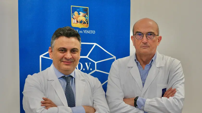 A sinistra il dottor Angelo Porreca, direttore di urologia oncologica, a destra il dottor Pierluigi Pilati, direttore di chirurgia oncologica e delle vie digestive