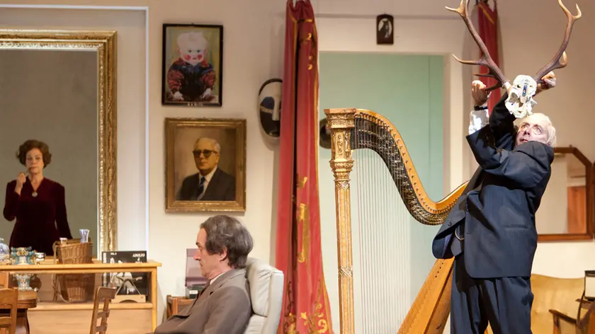 Theater Basel / Das Weisse vom Ei / Catriona GuggenbÃ¼hl, Graham F. Valentine, Ueli JÃ¤ggi