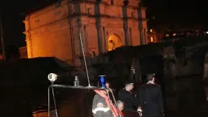 I vigili del fuoco in barca hanno dato una mano alle forze dell’ordine