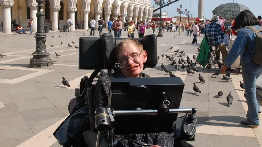 Venezia, 10.05.2006.- Lo scienziato Stephen Hawking in piazza S.Marco.-Interpress/Agostini.