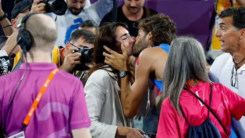 Gold Medalist Gianmarco Tamberi of Team Italy kisses his wife for celebrates after the Men's High Jump Final during the European Athletics Championship at Olimpico Stadium in Rome, Italy, 11 June 2024. ANSA/FABIO FRUSTACI
