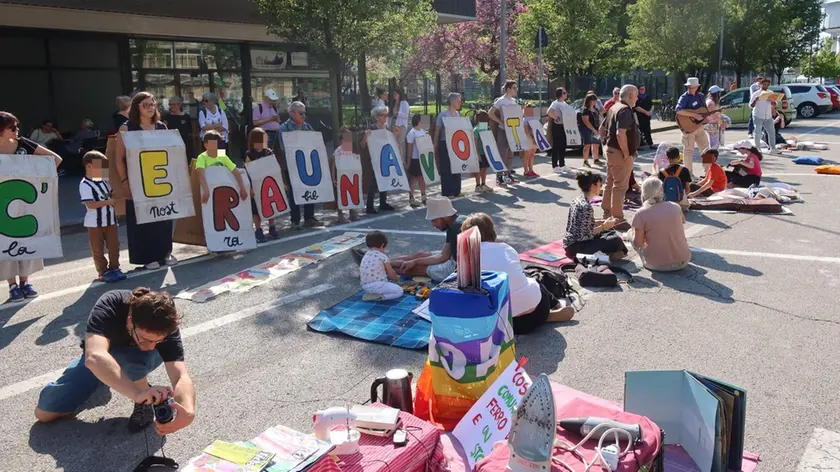 Il flashmob promosso da Coalizione civica in piazzale Azzurri d’Italia