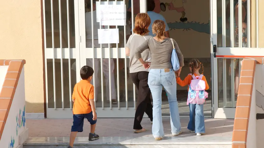 05/10/04 SCUOLA MATERNA, BAMBINI ACCOMPAGNATI DAI GENITORI .