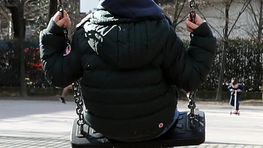 Alcuni bambini giocano in un parco giochi in via Gattamelata a Milano. Da inizio settimana le scuole e le universitˆ lombarde sono chiuse per contrastare la diffusione del Corona Virus. Milano, 26 Febbraio 2020. ANSA / MATTEO BAZZI