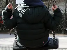 Alcuni bambini giocano in un parco giochi in via Gattamelata a Milano. Da inizio settimana le scuole e le universitˆ lombarde sono chiuse per contrastare la diffusione del Corona Virus. Milano, 26 Febbraio 2020. ANSA / MATTEO BAZZI