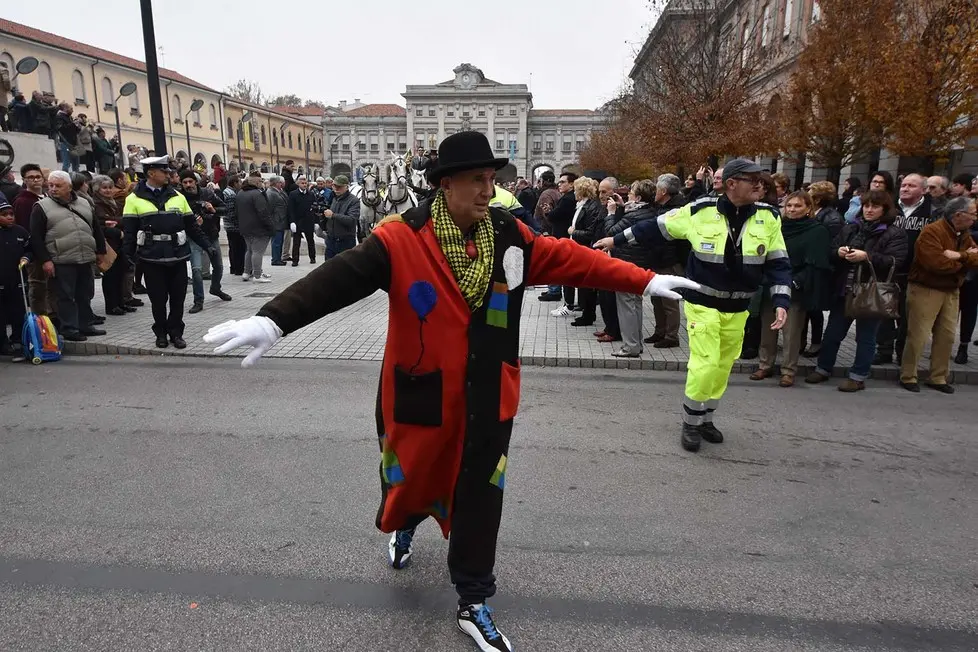 DINELLO - DINO TOMMASELLA - SAN DONA' DI PIAVE - FUNERALE MORIA ORFEI- LA GENTE IN PIAZZA E LUNGO LE STRADE