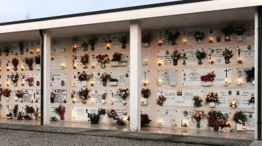 LUCI VOTIVE. Al cimitero