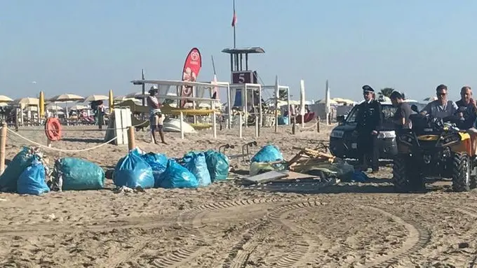 Le forze dell'ordine con una minima parte della mercanzia sequestrata