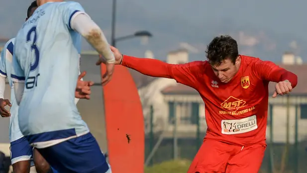 Este (PD) 26 Gennaio 2020. Calcio. Este - Legnago. Nella Foto: Segalina (maglia rossa Este) si prepara a concludere