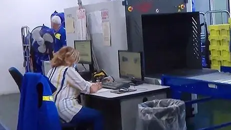 L’apparecchiatura usata nel Centro di smistamento di Poste italiane per i controlli su pacchi e corrispondenza destinata ai voli