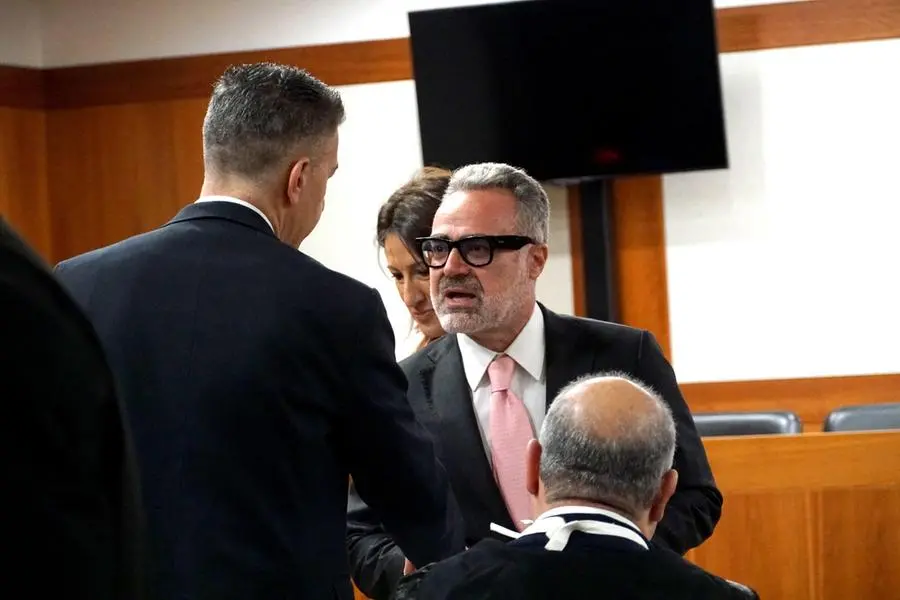 Gino Cecchettin (di spalle) parla con il legale della difesa di Filippo Turetta, avvocato Giovanni Caruso