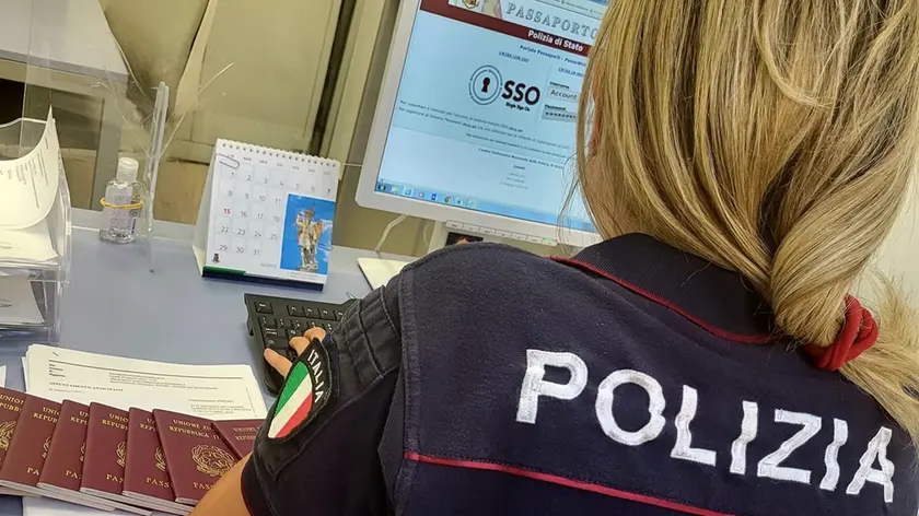 Una agente all'ufficio Passaporti