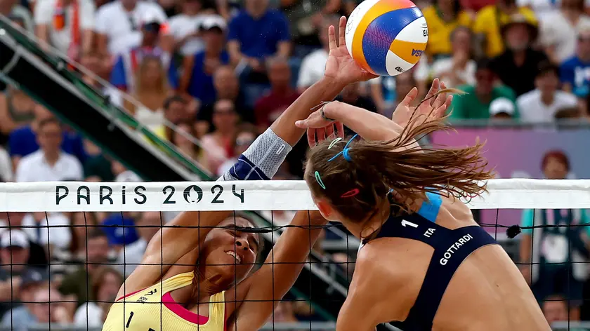 epa11516914 Ana Patricia Silva Ramos (L) of Brazil in action against Valentina Gottardi during Women Preliminary Phase Pool A match between Valentina Gottardi and Marta Menegatti of Italy and Ana Patricia Silva Ramos and Eduarda Santos Lisboa of Brazil in the Beach Volleyball competitions in the Paris 2024 Olympic Games, at the Eiffel Tower in Paris, France, 01 August 2024. EPA/DIVYAKANT SOLANKI