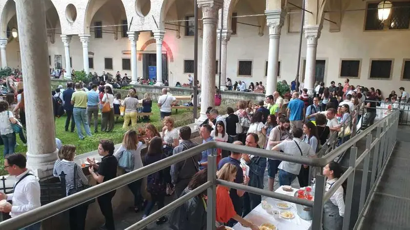L’aperitivo nel chiostro del Beato Luca Belludi il 22 giugno scorso: dato il successo l’iniziativa diventa un appuntamento fisso