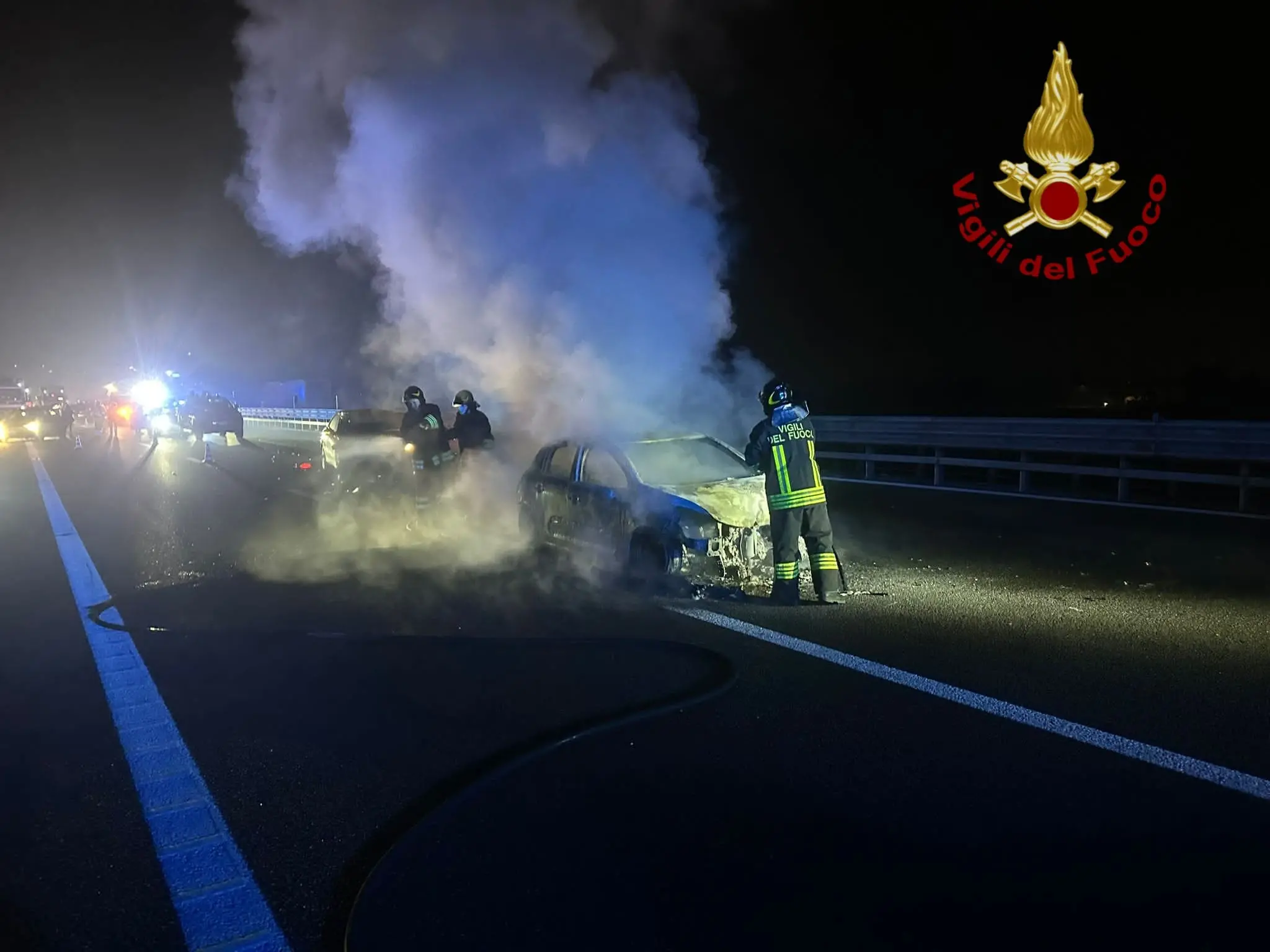 I pompieri in aizone in A4 mentre spengono gli ultimi roghi nell'abitacolo dell'auto che si è incendiata