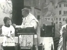 Don Albino, da patriarca, celebra a Facen
