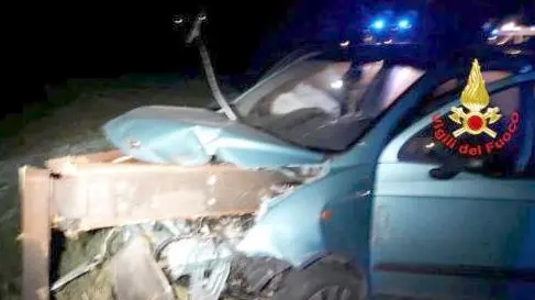 La Chevrolet Matiz trafitta dal guardrail di legno