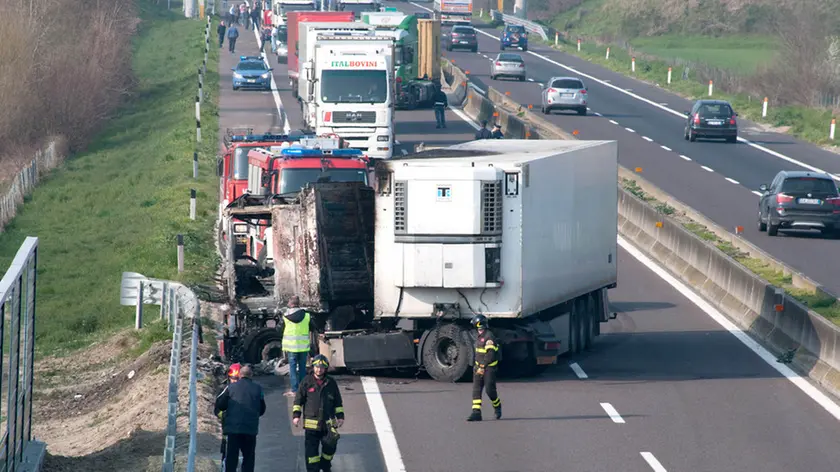 monselice 23 Marzo 2015 incedio di un camion in autostrada A4 verso Bologna nella foto : il camion bruciato e i pompieri