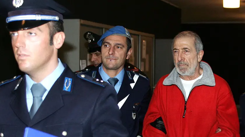 Donato Bilancia accompagnato da un agente della Polizia Penitenziaria