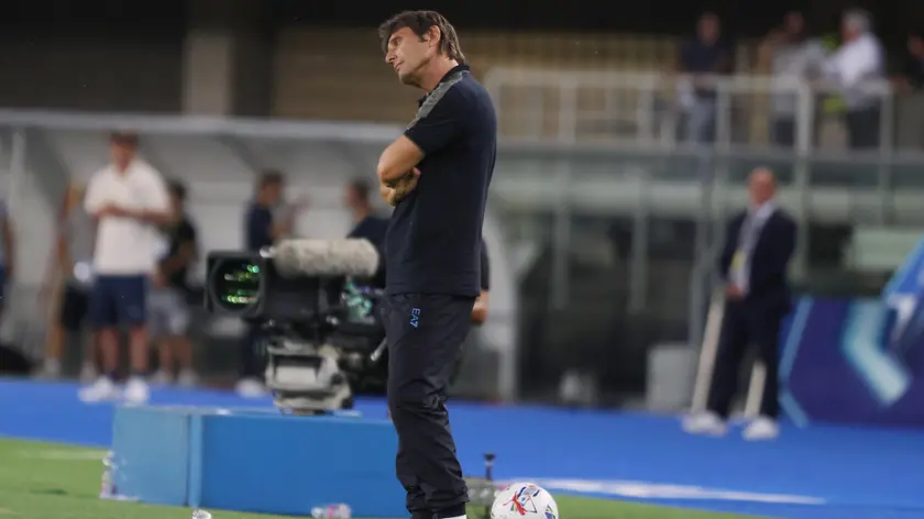 epa11554530 Napoli's head Coach Antonio Conte looks on during the Italian Serie A soccer match Hellas Verona vs Napoli at the Marcantonio Bentegodi stadium in Verona, Italy, 18 August 2024. EPA/FILIPPO VENEZIA