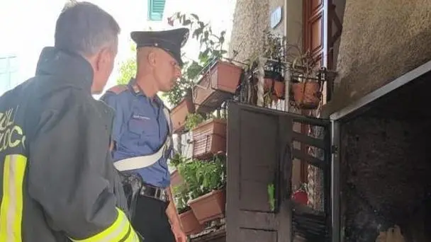 Il sopralluogo di vigili del fuoco e carabinieri nel vicoletto in cui si è registrata la vampata di fuoco (foto di Francesca Lombardi)