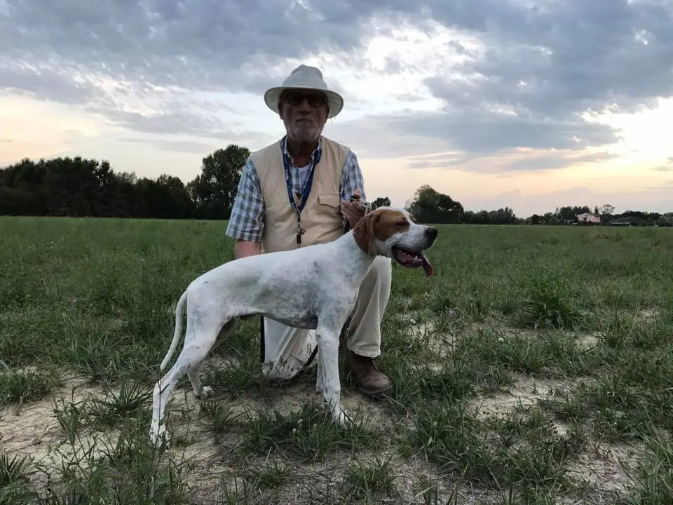 Luigi Endrizzi con uno dei suoi cani da caccia