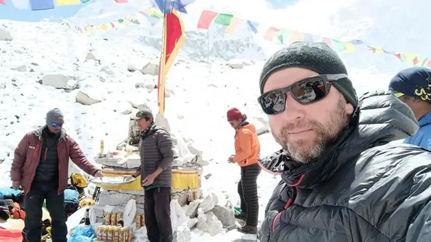 Victor Brinza, 45 anni, di Cadoneghe, durante le prime fasi della scalata all’Everest
