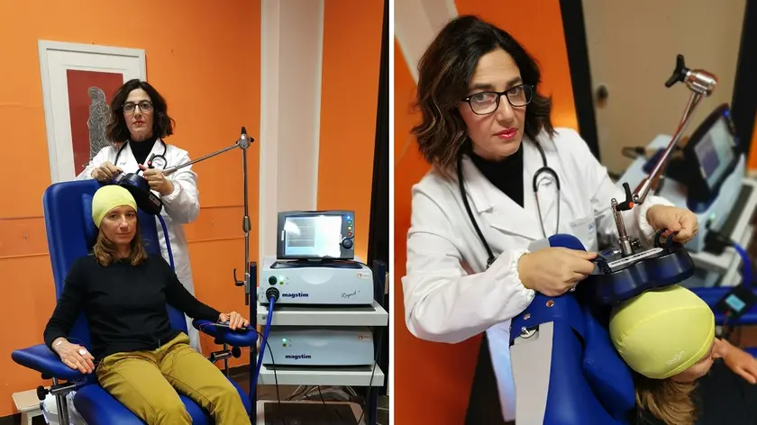 Due operatrici mostrano come viene applicata la piastra a onde transcraniche