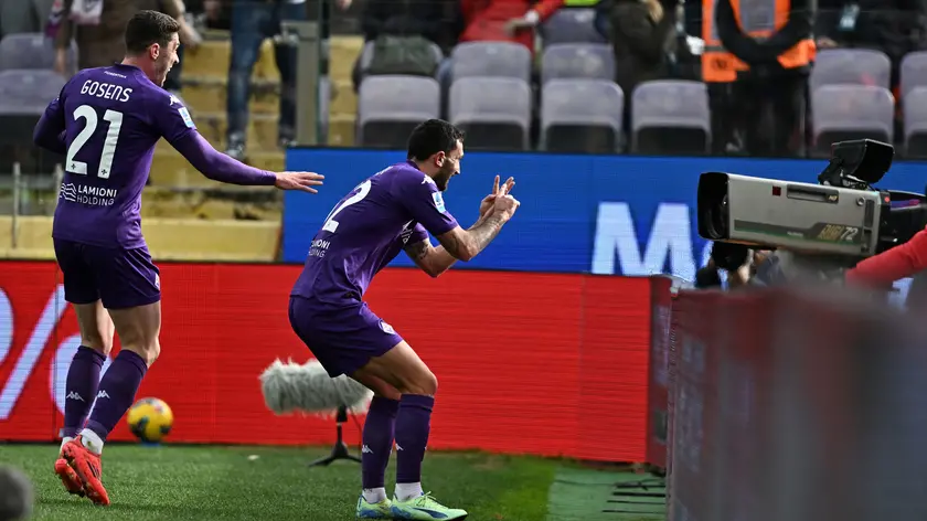 Fiorentina's midfielder Danilo Cataldi celebrate after scoring a goal during the Italian serie A soccer match ACF Fiorentina vs Cagliari at Artemio Franchi Stadium in Florence, Italy, 8 December 2024 ANSA/CLAUDIO GIOVANNINI