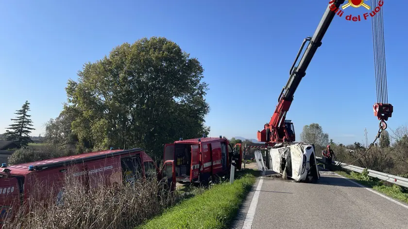 Il recupero dell'auto dal Bacchiglione