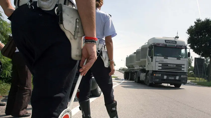 MILANESI - CONTROLLI POLIZIA MUNICIPALE. MILANESI - CONTROLLI POLIZIA MUNICIPALE
