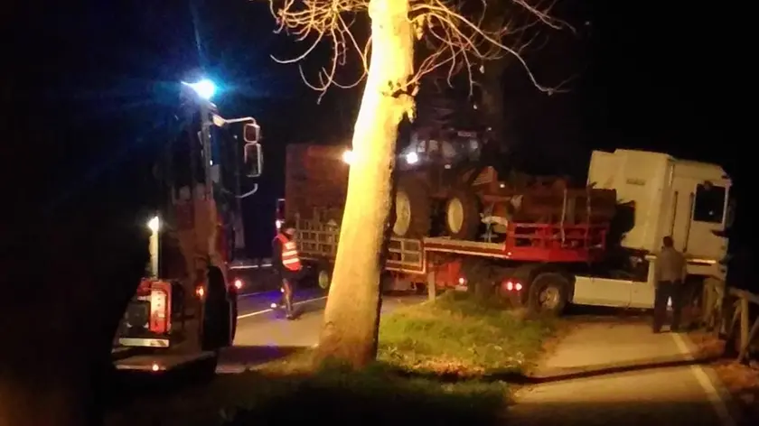 Il camion del circo Orfei finito contro la staccionata della ciclabile