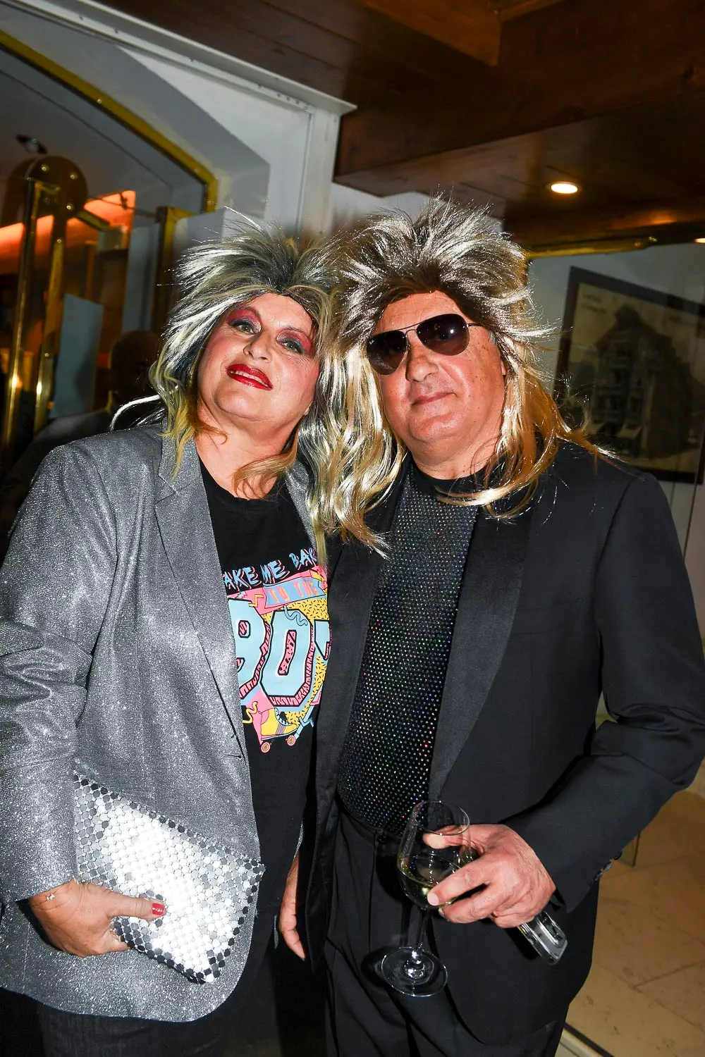 Nel fotoservizio di Riccardo Frezza, la festa anni Ottanta all'Hotel de la Poste di Cortina d'Ampezzo. Qualche nome? Alan Sorrenti, Sandy Marton, Patrizia Pellegrino e Samantha De Grenet, Claudio Cecchetto, Alberto Camerini. Li riconoscete ancora?