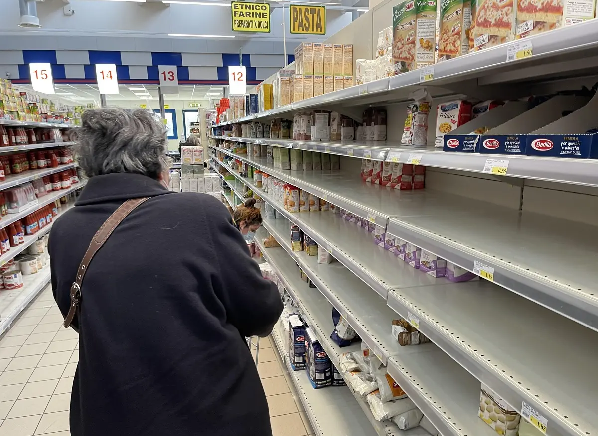 Gli scaffali di farina e pasta vuoti lo scorso marzo in un supermercato di Mestre