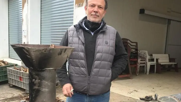 Carlos Puyiol vicino al prototipo sperimentato a Canove di Roana
