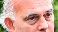 BRUTTO GUAIO L’impalcatura per i lavori sulla facciata del Duomo e don Remigio Brusadin