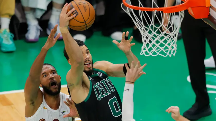 epa11343563 Boston Celtics forward Jayson Tatum (R) drives to the basket past Cleveland Cavaliers forward Evan Mobley (L) during the second half of the NBA Eastern Conference Semifinal game five between the Boston Celtics and the Cleveland Cavaliers in Boston, Massachusetts, USA, 15 May 2024. The Celtics advance to the NBA Eastern Conference Finals after beating the Cavaliers in the best of seven series 4-1. EPA/CJ GUNTHER SHUTTERSTOCK OUT