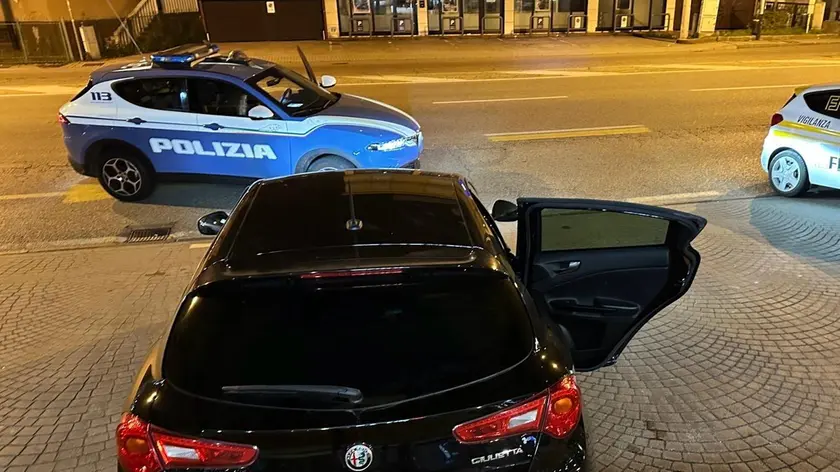 L’automobile rubata con cui i tre malviventi stavano tentando il furto nel negozio alla Stanga