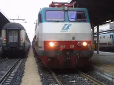 Mestre (VE):..treni fermi, non partono per Venezia...14/02/2002 © Light Image Studio... lightimage
