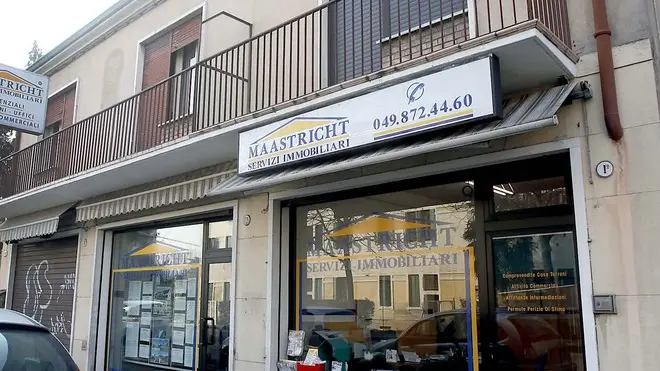 FERRO - SPACCATA AGENZIA IMMOBILIARE MAASTRICHT