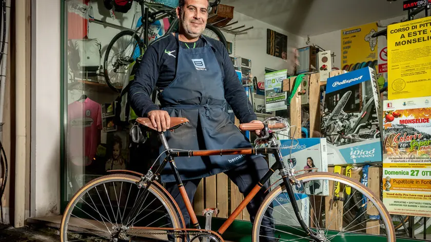 Monselice (PD), 5 novembre 2019. Marco Belluco titolare di "Cicli Borg" restaura una bici Bianchi con componenti in Legno. Nella Foto: Marco Belluco titolare di "Cicli Borg" con la Bici restaurata