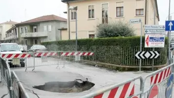 LA VORAGINE. Ieri subito i lavori per chiuderla