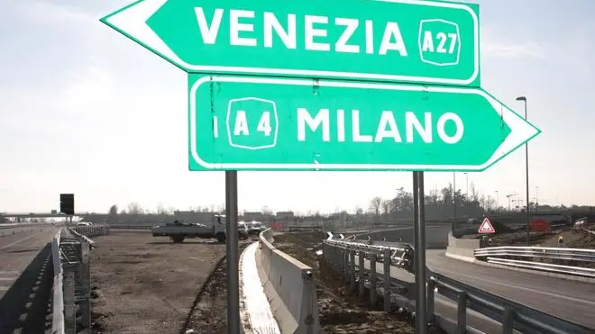 14.01.2010 Mogliano Veneto (Tv). Apertura al traffico del nuovo raccordo di collegamento diretto tra A27 e il Passante di Mestre per chi proviene da Belluno o Treviso in direzione Padova-Milano. © Italo Greci/Unionpress Il messaggio è pronto per l'invio con i seguenti file o collegamenti allegati: IMG_0986.jpg IMG_0989.jpg IMG_0959.jpg IMG_0957.jpg IMG_0964.jpg IMG_0981.jpg IMG_0952.jpg IMG_0947.jpg IMG_0946.jpg IMG_0942.jpg IMG_0935.jpg Nota: per proteggere il computer dai virus, le applicazioni di posta elettronica impediscono l'invio o la ricezione di alcuni tipi di allegati. Per determinare la modalità di gestione degli allegati, controllare le impostazioni di protezione della posta elettronica. - Un camion si innesta sul nuovo svincolo tra A/27 e il Passante